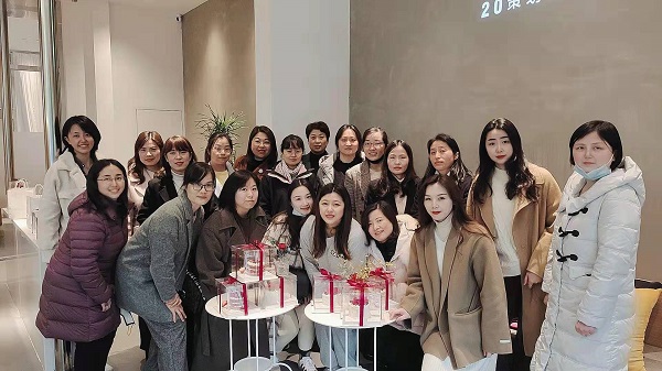 巧手做烘焙，，，甜蜜好时光——地产集团工会举行妇女节主题烘焙活动