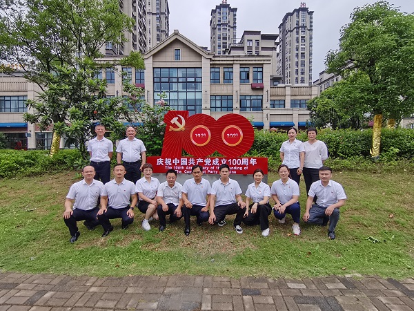 徽盐地产集团六安项目党支部举行重温入党誓词暨新党员宣誓活动